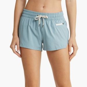 Vuori Clementine shorts in Shade, size M